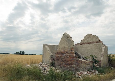 simsearch:614-05792476,k - Brick building in ruins in countryside Stock Photo - Premium Royalty-Free, Code: 633-01273422