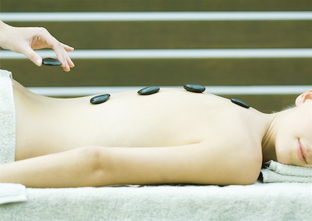 simsearch:632-07161343,k - Frau mit Lastone Therapie massage Stockbilder - Premium RF Lizenzfrei, Bildnummer: 633-01273453