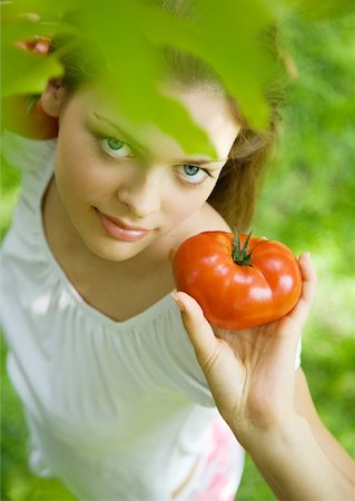 simsearch:695-03378760,k - Woman holding up tomato Foto de stock - Sin royalties Premium, Código: 633-01273510