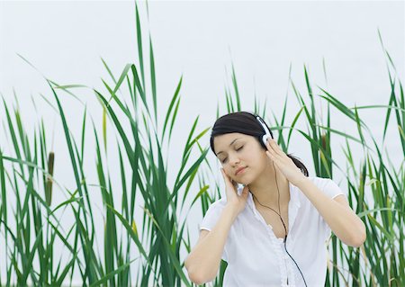 simsearch:633-02128680,k - Woman listening to headphones, eyes closed Stock Photo - Premium Royalty-Free, Code: 633-01273528