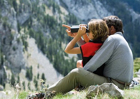 simsearch:695-03384125,k - Spain, Catalonia, father and daughter looking at view, girl using binoculars Foto de stock - Royalty Free Premium, Número: 633-01273620