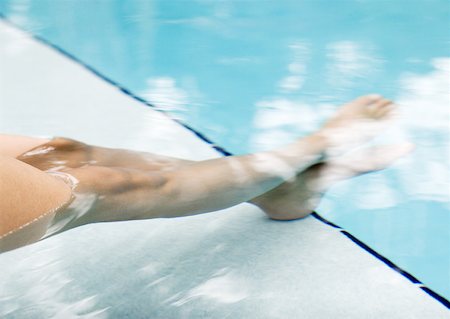 refracción - Woman immersing legs in pool, low section Foto de stock - Sin royalties Premium, Código: 633-01273725