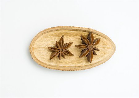 simsearch:633-01274009,k - Star anise in dried husk Foto de stock - Royalty Free Premium, Número: 633-01273739