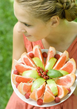 simsearch:633-01272776,k - Woman holding plate full of fruit slices, high angle view Foto de stock - Royalty Free Premium, Número: 633-01273787