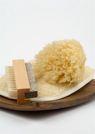 fregando - Pumice stone, brush, loofah, and natural sponge on wooden tray Foto de stock - Sin royalties Premium, Código: 633-01273987