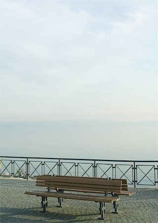 simsearch:632-05554100,k - Bench overlooking lake Foto de stock - Royalty Free Premium, Número: 633-01574111