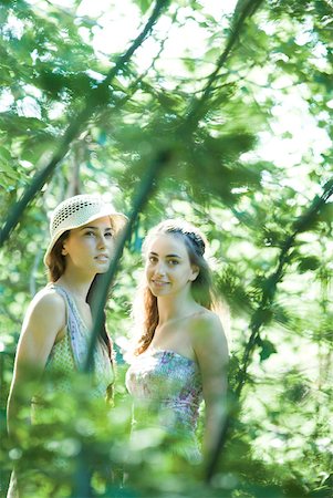 Two young women standing among trees Foto de stock - Sin royalties Premium, Código: 633-01574135