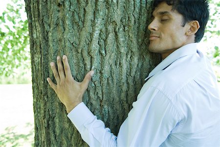 environmental conservation - Man hugging tree Foto de stock - Sin royalties Premium, Código: 633-01574328