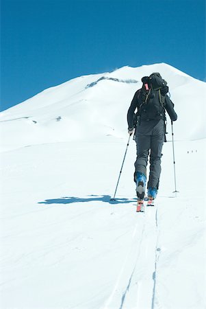 simsearch:832-03723590,k - Skier moving uphill Fotografie stock - Premium Royalty-Free, Codice: 633-01574387