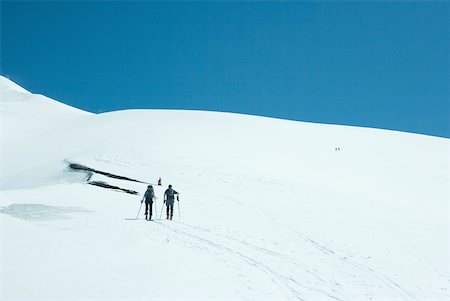simsearch:832-03723590,k - Skiers in distance Fotografie stock - Premium Royalty-Free, Codice: 633-01574407