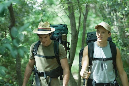 sangle - Deux randonneurs marchant dans la forêt Photographie de stock - Premium Libres de Droits, Code: 633-01574438