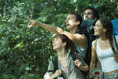 simsearch:6122-07696910,k - Group of hikers, one pointing to distance Foto de stock - Sin royalties Premium, Código: 633-01574440