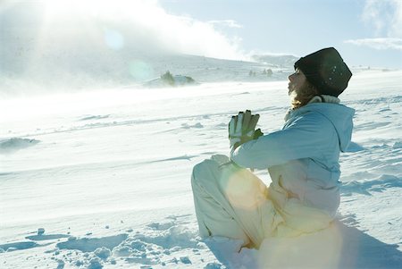 simsearch:6113-08220538,k - Teen Mädchen sitzen im Schnee mit Hände und Augen geschlossen Stockbilder - Premium RF Lizenzfrei, Bildnummer: 633-01574535