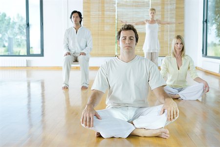 Group meditation, adults sitting in different positions Foto de stock - Sin royalties Premium, Código: 633-01574669