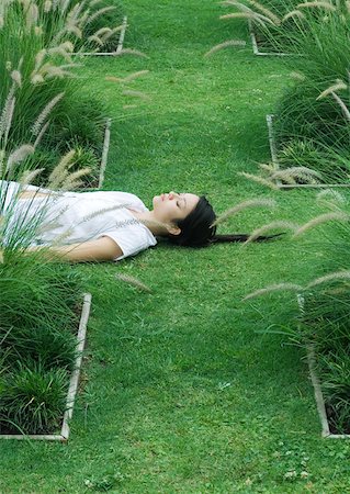 pampas grass - Woman lying on grass, eyes closed Foto de stock - Sin royalties Premium, Código: 633-01572560