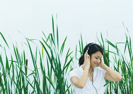 simsearch:633-02128680,k - Woman listening to headphones, eyes closed Stock Photo - Premium Royalty-Free, Code: 633-01572573