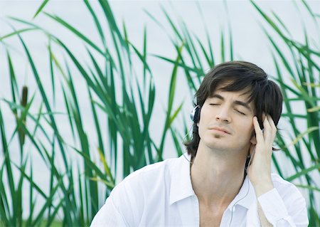 simsearch:633-02128680,k - Man listening to headphones, eyes closed Stock Photo - Premium Royalty-Free, Code: 633-01572598