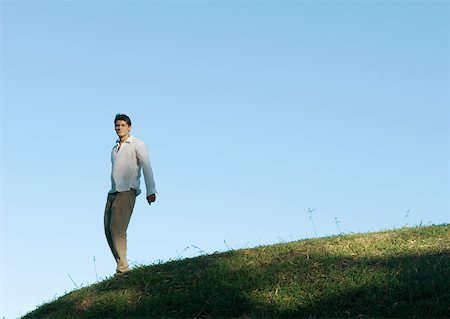 en la cima del mundo - Man standing on hill, low angle view Foto de stock - Sin royalties Premium, Código: 633-01572764