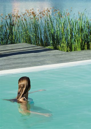 simsearch:633-01572885,k - Femme à la piscine, en regardant vers le lac en arrière-plan Photographie de stock - Premium Libres de Droits, Code: 633-01572896