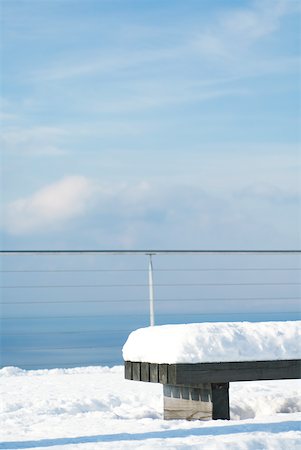 simsearch:632-05554100,k - Snow-covered bench overlooking lake Foto de stock - Royalty Free Premium, Número: 633-01572921