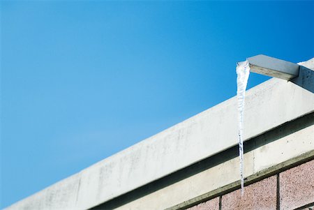 simsearch:632-03651869,k - Icicle hanging from gutter Fotografie stock - Premium Royalty-Free, Codice: 633-01572939