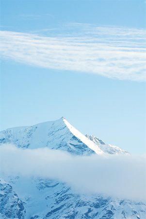 simsearch:633-01574004,k - En Suisse, les nuages se déplaçant sur des montagnes enneigées Photographie de stock - Premium Libres de Droits, Code: 633-01573007