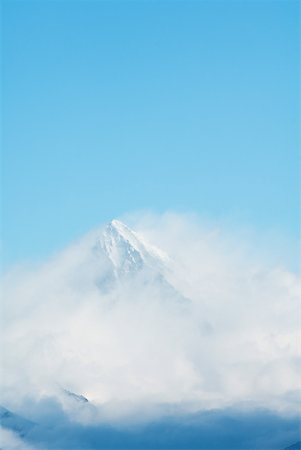 simsearch:633-01574004,k - En Suisse, les nuages se déplaçant au sommet de la montagne enneigée Photographie de stock - Premium Libres de Droits, Code: 633-01573002