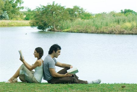 simsearch:695-03377120,k - Couple sitting by lake, back to back, reading Foto de stock - Royalty Free Premium, Número: 633-01573143