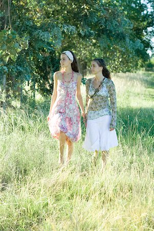 simsearch:633-01992711,k - Two young women walking through field Stock Photo - Premium Royalty-Free, Code: 633-01573224