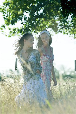 friends female hippie - Young women walking through field Stock Photo - Premium Royalty-Free, Code: 633-01573235