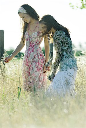 friends walking profile - Two young women standing in field Stock Photo - Premium Royalty-Free, Code: 633-01573230