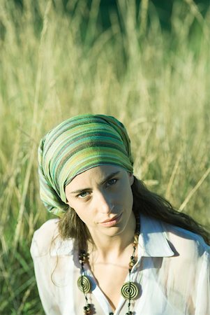 simsearch:633-01714236,k - Young woman wearing scarf around head, in field, portrait Foto de stock - Sin royalties Premium, Código: 633-01573256