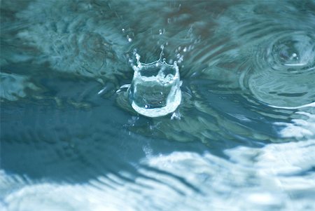 simsearch:622-07519538,k - Drop of water hitting surface of water Stock Photo - Premium Royalty-Free, Code: 633-01573458