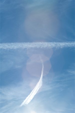 simsearch:633-01715136,k - Vapor trails in sky Fotografie stock - Premium Royalty-Free, Codice: 633-01573451