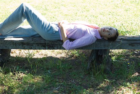 simsearch:633-01573622,k - Businesswoman lying on bench, outdoors Foto de stock - Royalty Free Premium, Número: 633-01573535