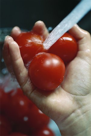 scars - Tomatoes being rinsed Stock Photo - Premium Royalty-Free, Code: 633-01573666