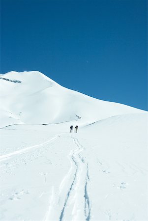 simsearch:832-03723590,k - Skiers heading toward mountain, rear view Fotografie stock - Premium Royalty-Free, Codice: 633-01573716