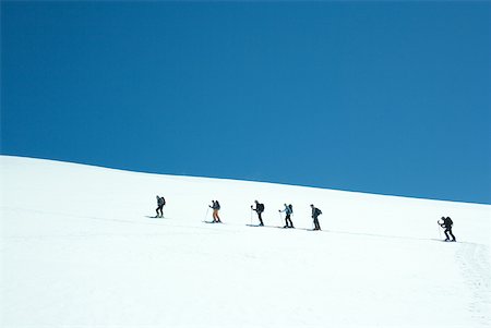 simsearch:633-01573727,k - Skiers going up snowy slope, single file Foto de stock - Sin royalties Premium, Código: 633-01573727