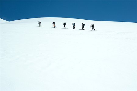 simsearch:633-01573727,k - Skiers going across snowy landscape, single file Foto de stock - Sin royalties Premium, Código: 633-01573729