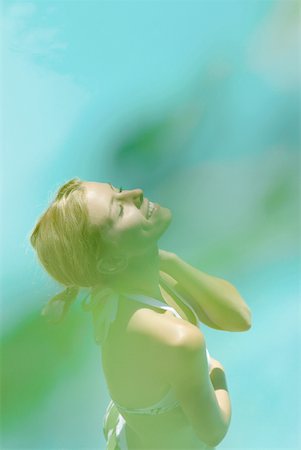 Jeune femme en bikini, yeux angle fermé, grande vue, le flou au premier plan Photographie de stock - Premium Libres de Droits, Code: 633-01573853