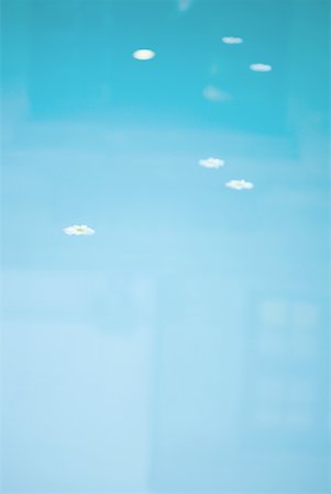simsearch:633-01573903,k - Daisies floating on surface of water Foto de stock - Sin royalties Premium, Código: 633-01573902