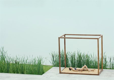 Young woman lying in square structure near body of water Foto de stock - Sin royalties Premium, Código: 633-01573954