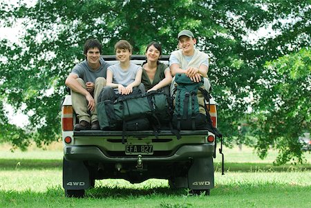 Young hikers in back of pick-up truck Foto de stock - Sin royalties Premium, Código: 633-01714058