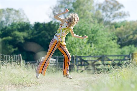 simsearch:633-01714195,k - Young woman jumping in rural field, side view Stock Photo - Premium Royalty-Free, Code: 633-01714106