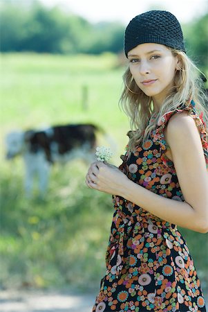simsearch:633-01715239,k - Fleur holding jeune femme en milieu rural, souriant à la caméra Photographie de stock - Premium Libres de Droits, Code: 633-01714153