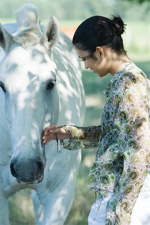 Jeune femme toucher le cheval, côté vue Photographie de stock - Premium Libres de Droits, Code: 633-01714177