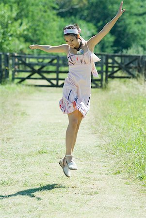 simsearch:633-01837186,k - Young woman jumping in rural setting Stock Photo - Premium Royalty-Free, Code: 633-01714195