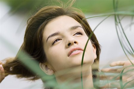 simsearch:633-01714236,k - Young woman among tall grass, looking up, portrait Foto de stock - Sin royalties Premium, Código: 633-01714590