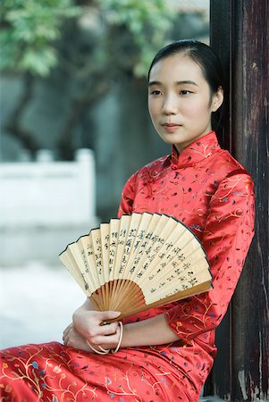 simsearch:633-01714691,k - Young woman wearing traditional Chinese clothing, holding fan, portrait Foto de stock - Royalty Free Premium, Número: 633-01714638