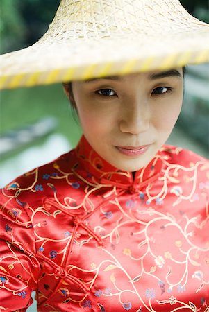simsearch:633-01714691,k - Young woman wearing traditional Chinese clothing and hat, portrait Foto de stock - Royalty Free Premium, Número: 633-01714662
